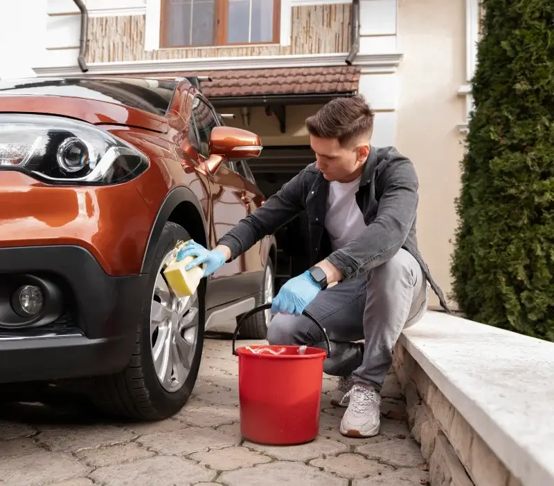 Lavage auto à domicile Saint-Marcel-lès-Sauzet : professionnel intervenant sur un véhicule